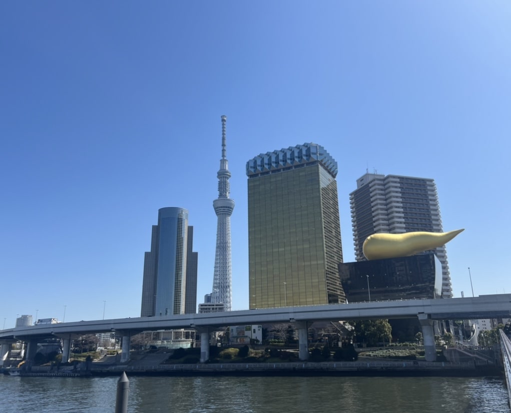 吾妻橋から眺める「東京スカイツリー」「アサヒビール本社ビル」